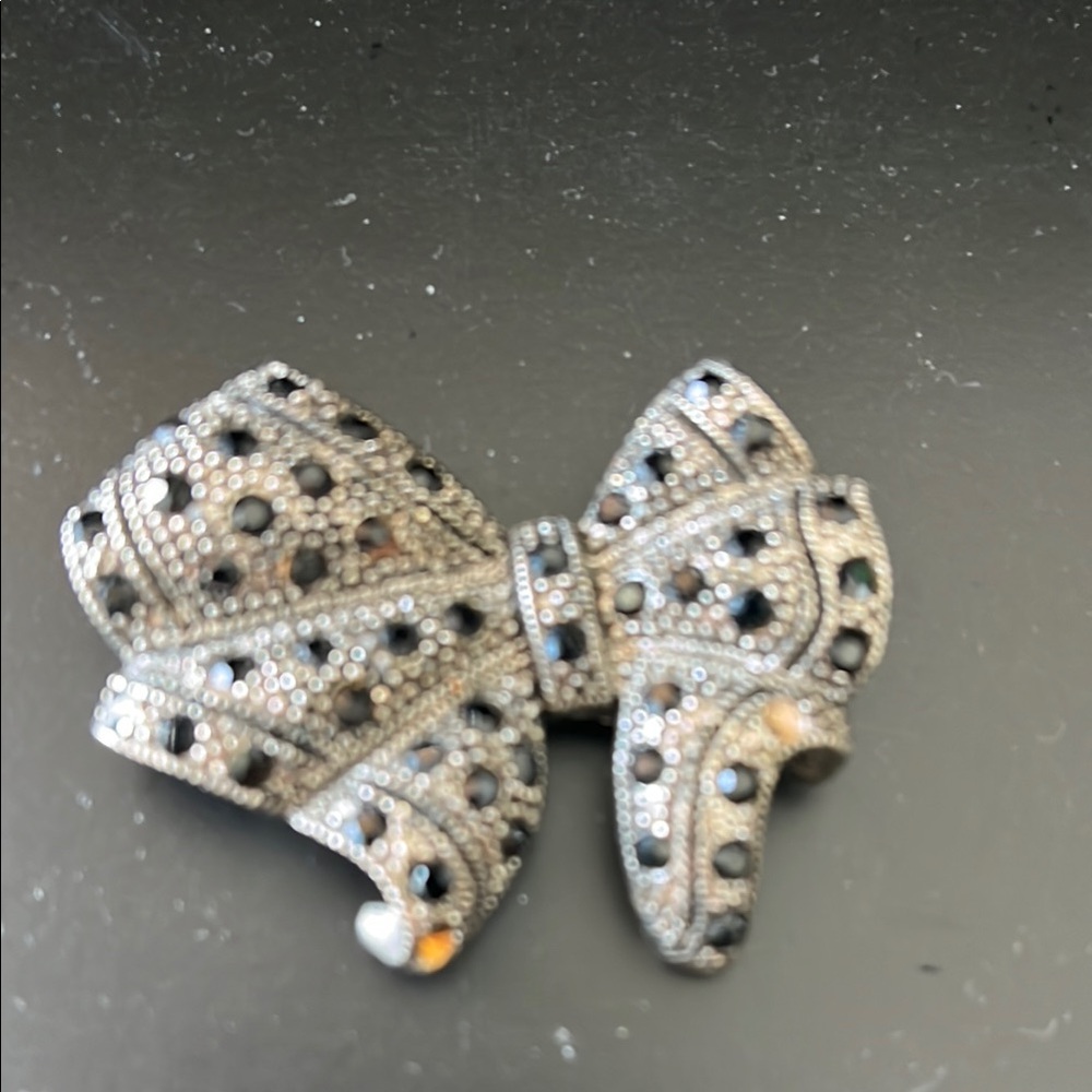 Malachite pin/brooch bow shaped